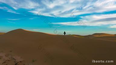 沙漠人物剪影孤独人物行走实拍4k